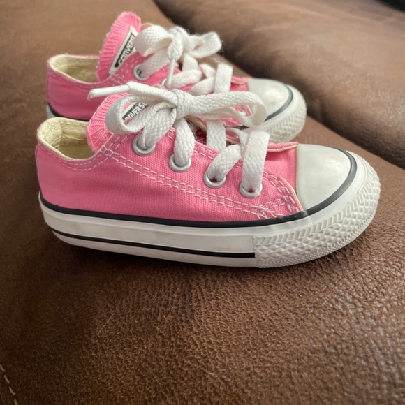 Size 5 Pink Converse - Picture 2 of 3